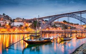 Barco velejando em Porto, Portugal.