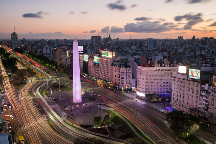 Vista aérea do pôr do Sol na avenida 9 de Julio em Buenos Aires, na Argentina