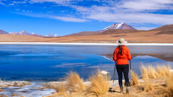 Foto de mulher contemplando a beleza do Lago Titicaca, na Bolívia. 