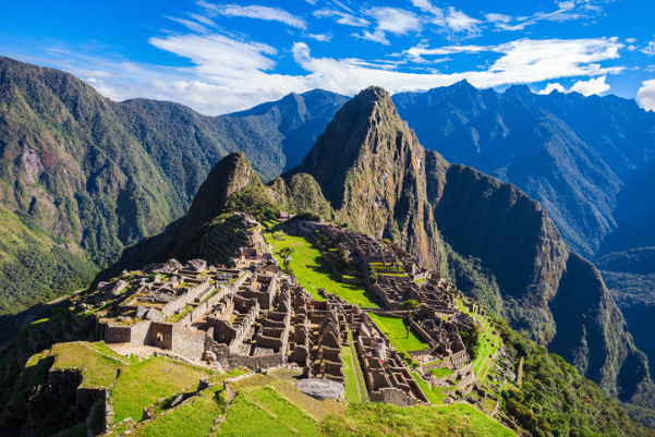 Imagem aérea de formações rochosas em Machu Picchu 