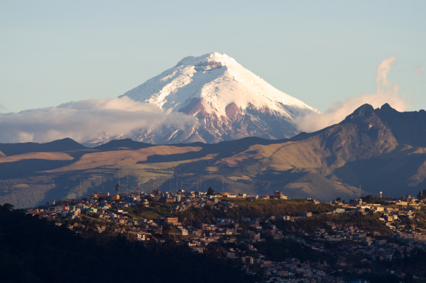 Montanha nevada em Quito, no Equador 