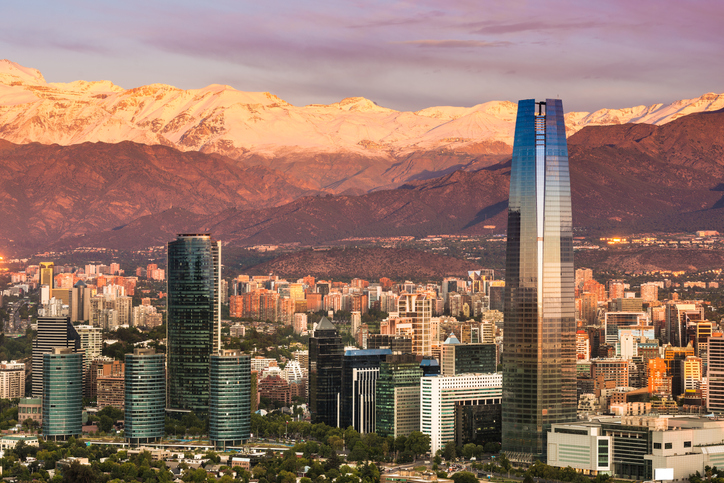 Imagem aérea da área urbana de Santiago do Chile com horizonte montanhoso