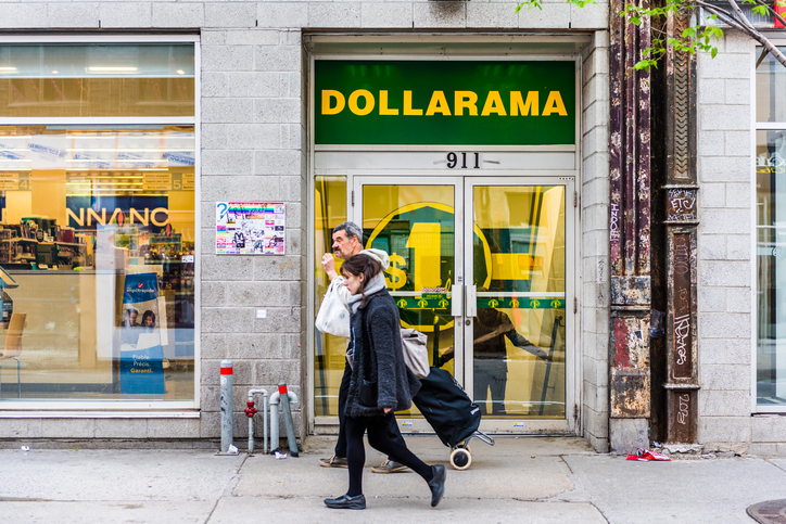A imagem mostra a fachada da loja Dollarama com o logo com o fundo verde e as letras amarelo escrito "Dollarama". Esse é um dos principais lugares para compras em Toronto.