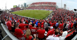 O estádio BMO Field lotado de torcedores vestidos de tons vermelhos acompanhando um jogo do Toronto FC pela Major League Soccer, principal liga norte-americana