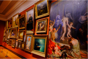 Descrição da imagem: Uma das coleções da Art Gallery of Ontario, a coleção renascentista, no terceiro andar da galeria. Diversos quadros românticos, maneiristas e barrocos estão expostos na parede da AGO.