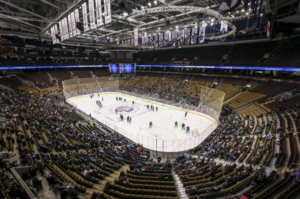 Imagem da arena Air Canada Centre Toronto com um jogo da NHL em dezembro de 2015 entre o Maple Leafs e o Montreal Canadiens.
