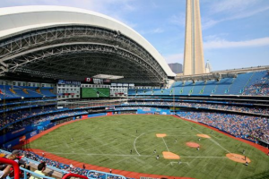 Imagem do estádio Rogers Centre - Canada durante uma partida do Blue Jays. Ao fundo, pode-se ver a CN Tower por cima do teto retrátil do estádio