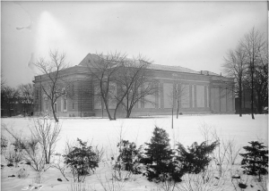A imagem mostra o primeiro prédio da Art Gallery of Ontario, a mansão doada por Goldwin Smith. A arquitetura é georgiana, a qual tem características neoclássicas, como o jardim em quadrado, que é visto na imagem. O jardim em questão, à frente da mansão, está tomado por neve. Algumas árvores sem folhas podem ser avistadas no entorno da casa.
