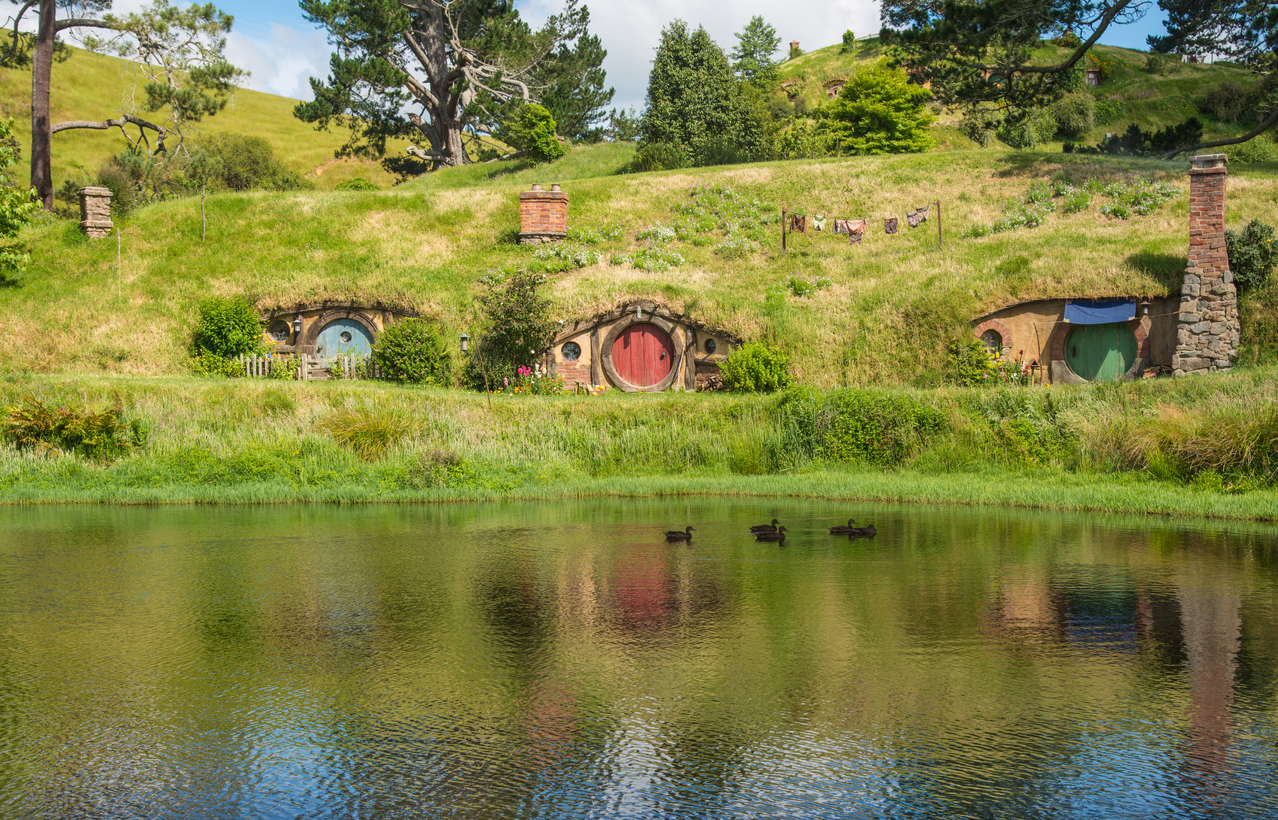Vista do cenário de buracos de Hobbit à beira-mar em Hobbiton