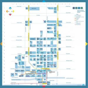 A imagem mostra o mapa do sistema PATH. Os retângulos azuis representam as seções do sistema. As faixas amarelas, nas margens, representam as entradas PATH Toronto. E as linhas azuis claras e acinzentadas representam os túneis.
