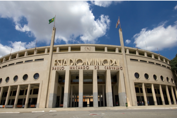 A foto mostra a fachada principal do Estádio Municipal Paulo Machado de Carvalho, onde fica o Museu do Futebol Pacaembu.