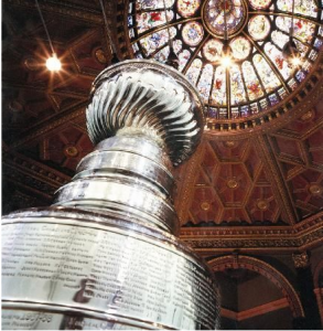 Na foto, a réplica da taça da National Hockey League – NHL, que pode ser vista no hall da fama Toronto. O belo troféu possui em sua base o nome de todos os times campeões da história.