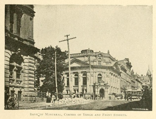 Descrição da imagem: A imagem mostra uma foto antiga do prédio da esquina das ruas Front e Yonge. O antigo banco de Montreal é hoje a casa do Hall da Fama do Hóquei canadense
