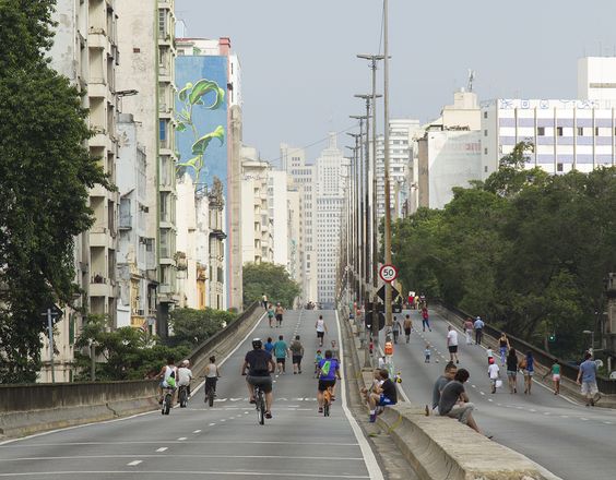 Descrição da imagem: a imagem mostra ciclistas e inúmeros pedestres aproveitando o fim de semana no Elevado Presidente João Goulart, comumente conhecido como Minhocão.