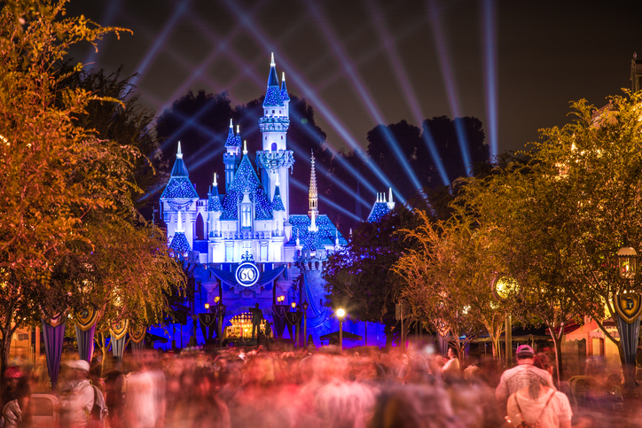 Disneyland 60º aniversary Castelo com pessoas caminhando