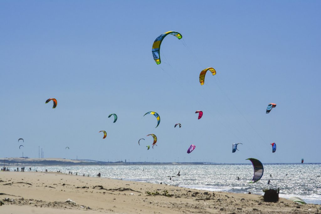 Praia do Cumbuco cheio de kite surf, Ceará, Brasil