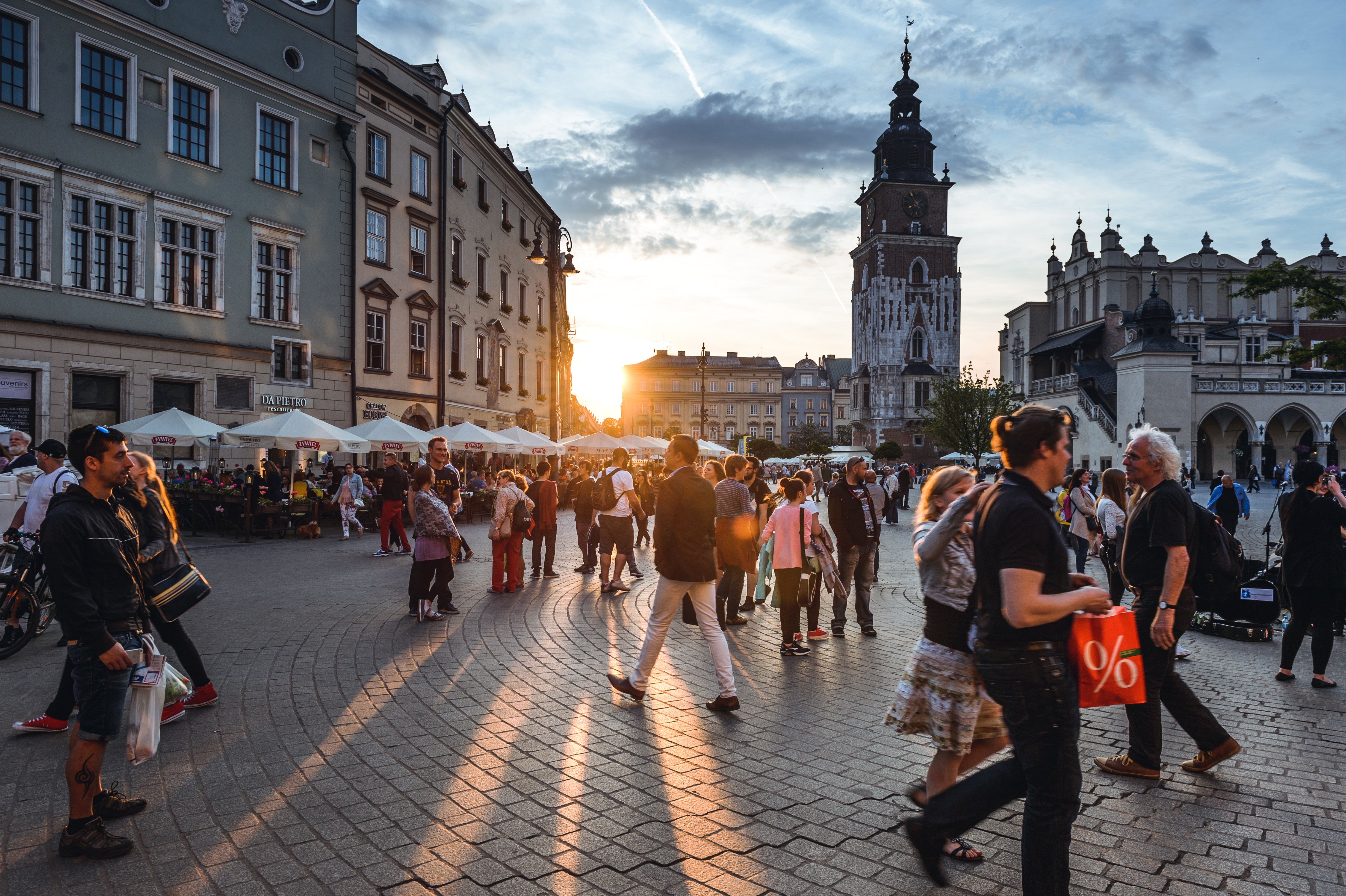 Хорошая жизнь в европе. Краков Польша. Европа люди. Туристы в Европе. Туризм в городе.