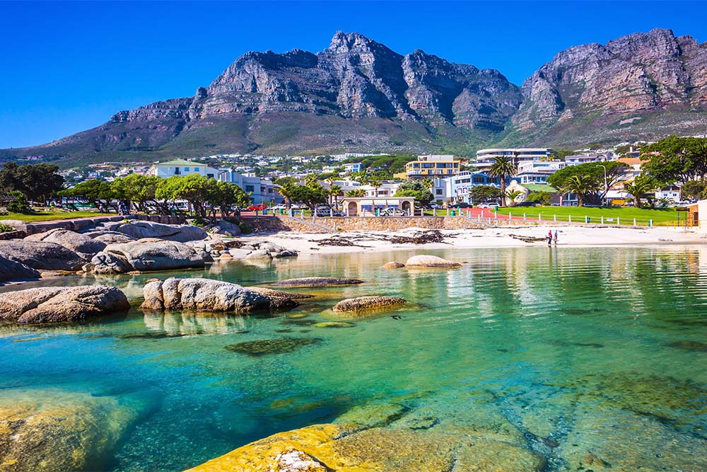 Panorama da Cidade do Cabo, África do Sul. A praia da cidade contra montanhas magníficas